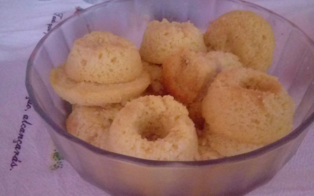 Bolo de mandioca com creme de leite