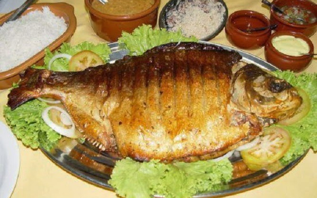 Pacú assado com legumes e queijo