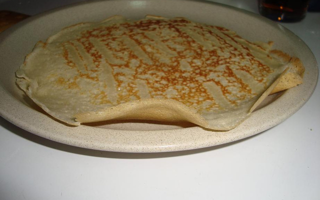 Panqueca doce e leve com recheio de sorvete