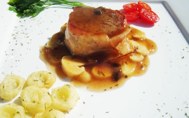 Medalhão ao molho madeira e flor de batatas