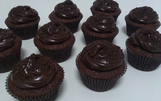 Cupcake de chocolate leve e saboroso com chantilly caseiro