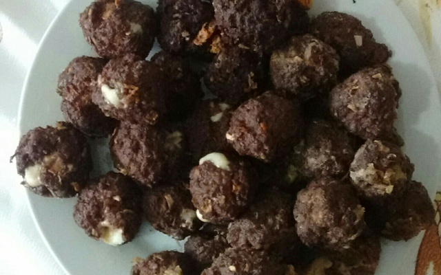 Bolinho de carne moída recheado com queijo