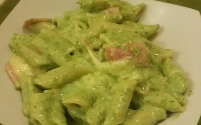 Macarrão ao molho de espinafre