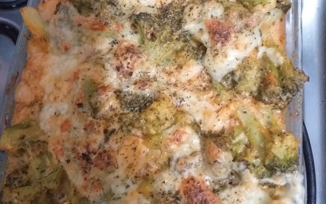 Peito de frango gratinado com brócolis