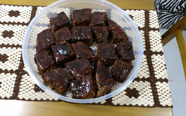 Delicioso bolo de chocolate com cobertura