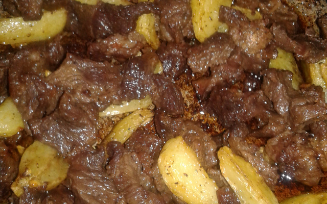 Tirinhas de contrafilé com batatas super práticas