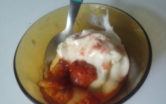 Sorvete de creme com morangos simples