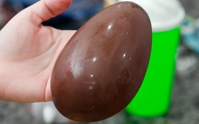 Ovo de Páscoa caseiro com casca brilhante recém feita