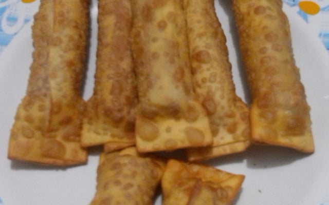 Enroladinho de salsicha com massa de pastel