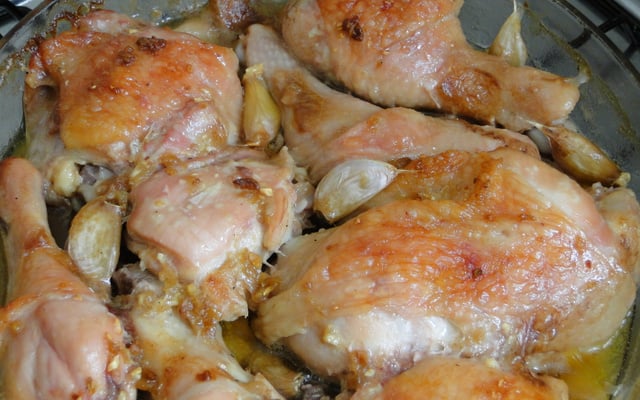 Coxa e sobrecoxa assada molhadinha