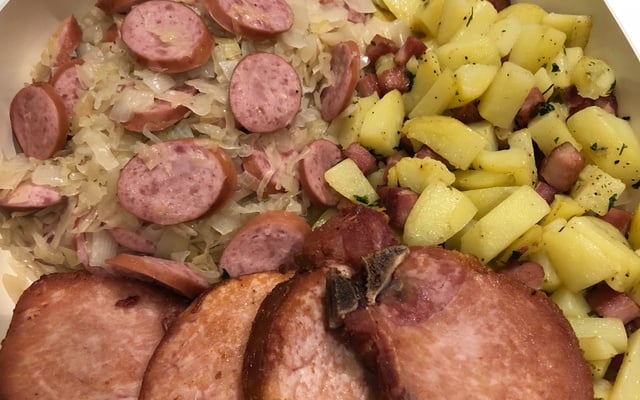 Chucrute com bisteca kassler e batatas