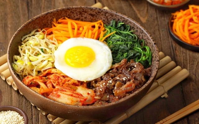 Bibimbap coreano de arroz com carne, legumes e ovo