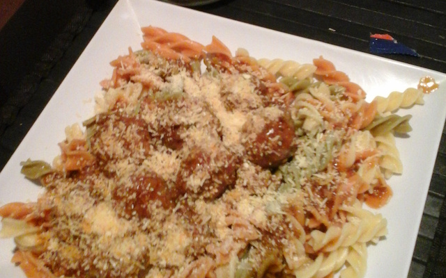 Macarrão com almôndegas rápido e barato