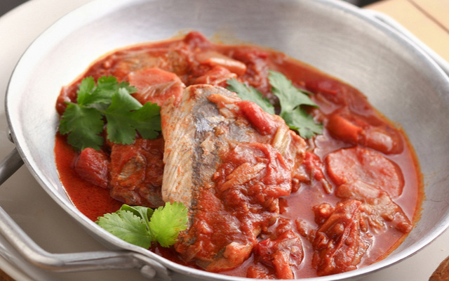 Filé de merluza ao molho de tomate