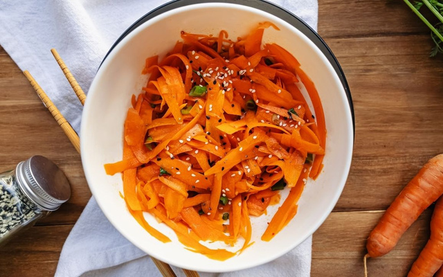 Salada de cenoura com gergelim e molho oriental