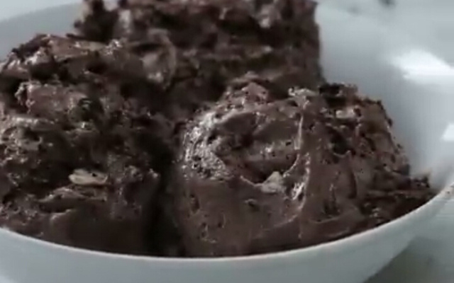 Sorvete de biscoito de chocolate recheado com baunilha