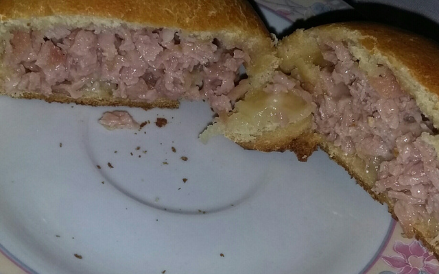 Pão de batata recheado com mortadela