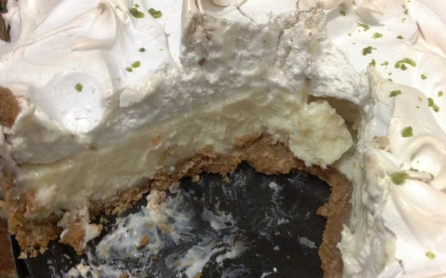 Torta de limão com merengue e chocolate branco