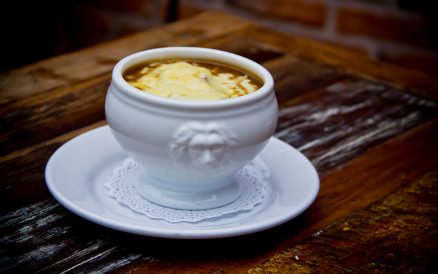 Queijo brie com geleia de damasco