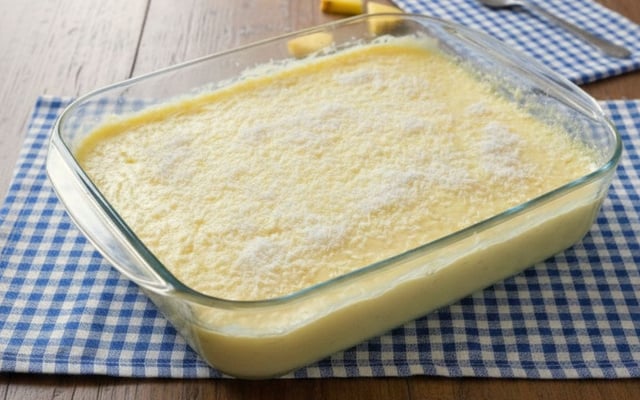 Gelado de abacaxi com coco ralado em uma travessa