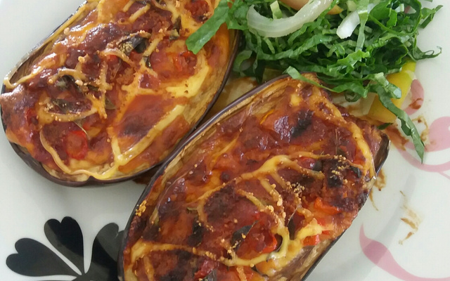 Berinjela recheada com queijo