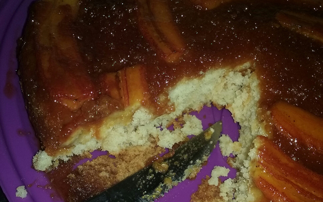 Bolo de banana e aveia caramelado