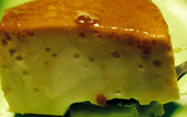 Pudim de leite com coco