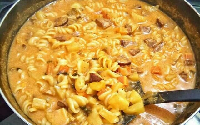 Ensopado de macarrão com legumes, bacon e calabresa