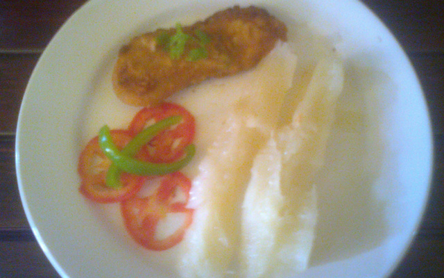 Macaxeira com frango empanado