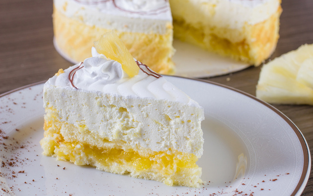 Bolo de abacaxi com creme