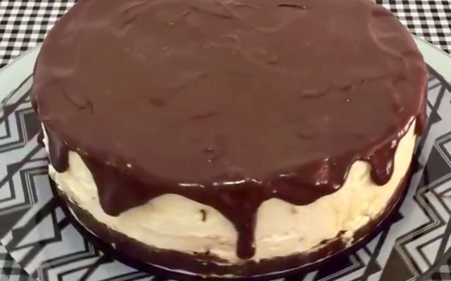 Torta cremosa de abacaxi com coco