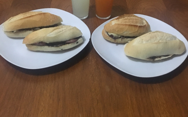 Sanduíche de lingüiça calabresa