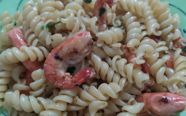 Macarrão alho e óleo com camarão
