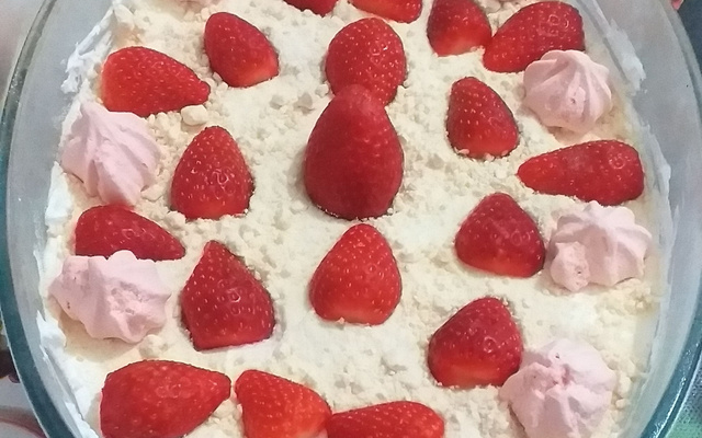 Merengue de Morango com Suspiro