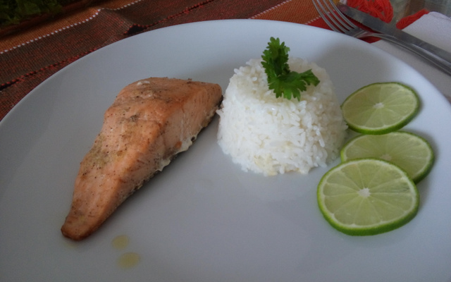 Salmão assado com molho de queijo