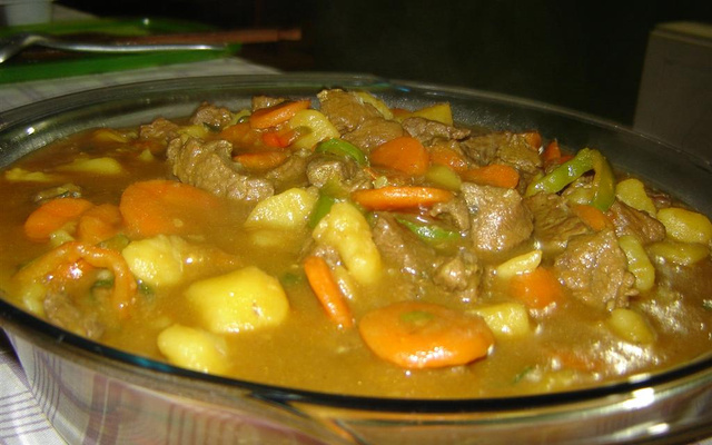 Carne ao curry com batatas e cenoura