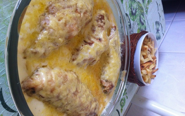 Frango recheado ao molho de catupiry