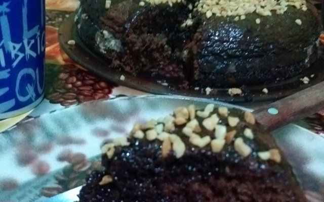 Bolo de chocolate com amendoim