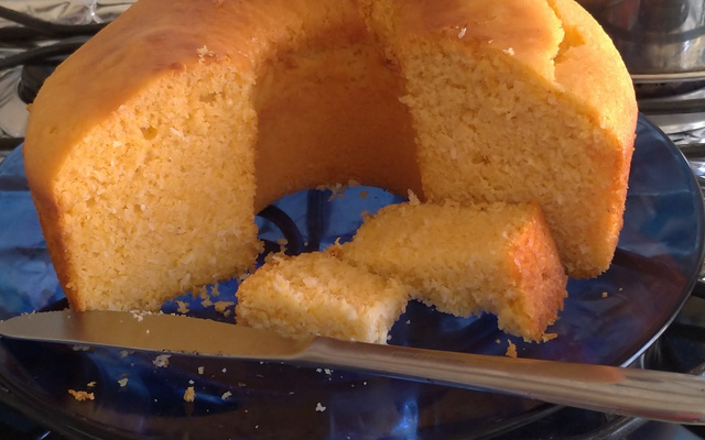 Bolo de fubá com leite de coco
