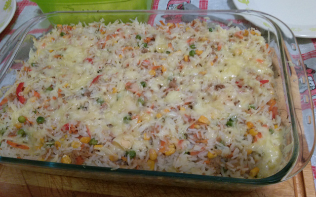 Arroz de forno com atum e legumes