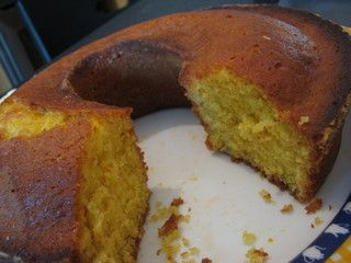 Bolo de fubá com coco e canela