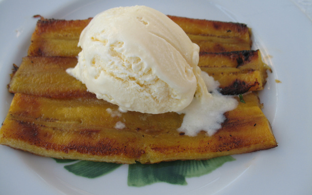 Banana da terra frita com açúcar, canela e sorvete de creme (Hotel Vila Naiá)
