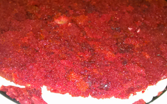 Bolo red velvet com nozes