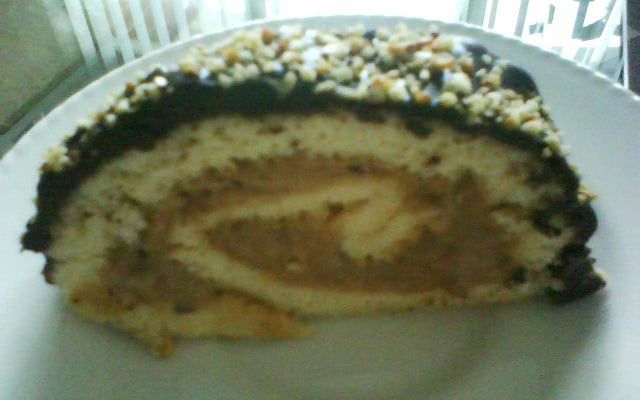 Rocambole de doce de leite e chocolate