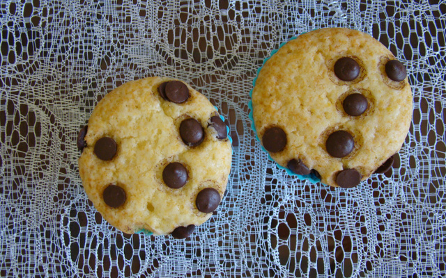Cupcake de laranja com gotas de chocolate