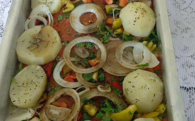 Salmão com tomate seco e alcaparras