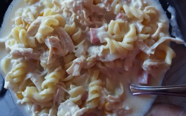 Macarrão de panela de pressão com frango queijo e presunto
