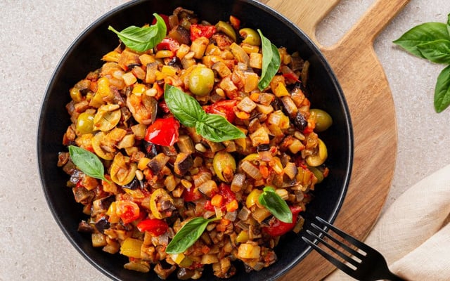 Caponata de berinjela com diversos vegetais e temperos