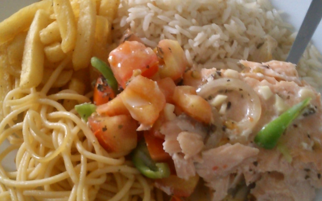 Salmão assado com leite de coco e legumes