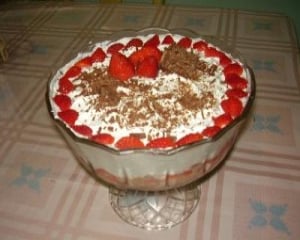 Creme de chocolate com chantilly e morangos